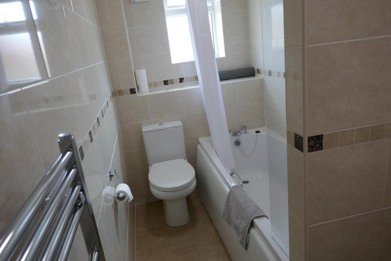2 Bedroom House Walking Distance To City Centre With Free Parking ヨーク エクステリア 写真