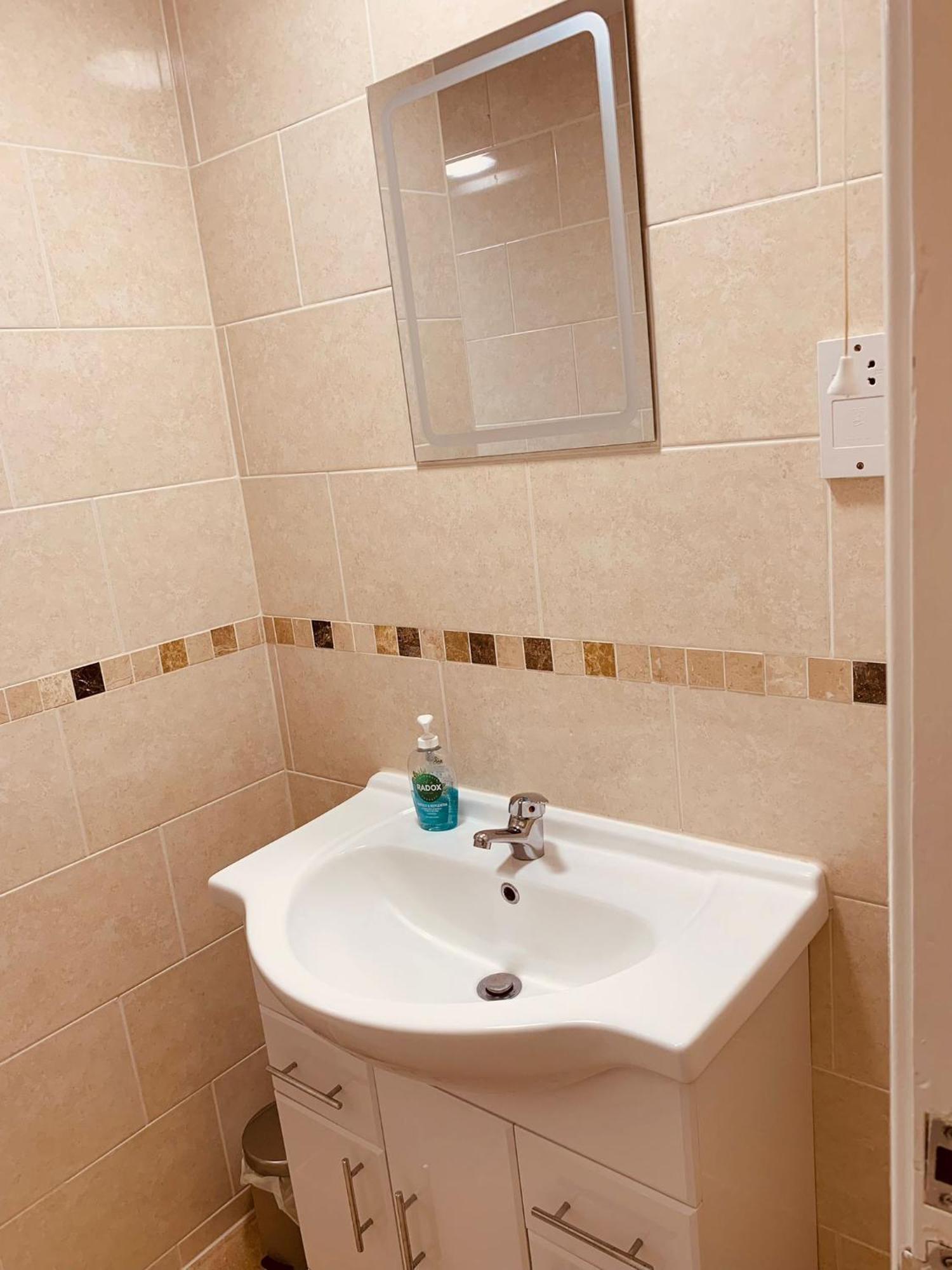 2 Bedroom House Walking Distance To City Centre With Free Parking ヨーク エクステリア 写真